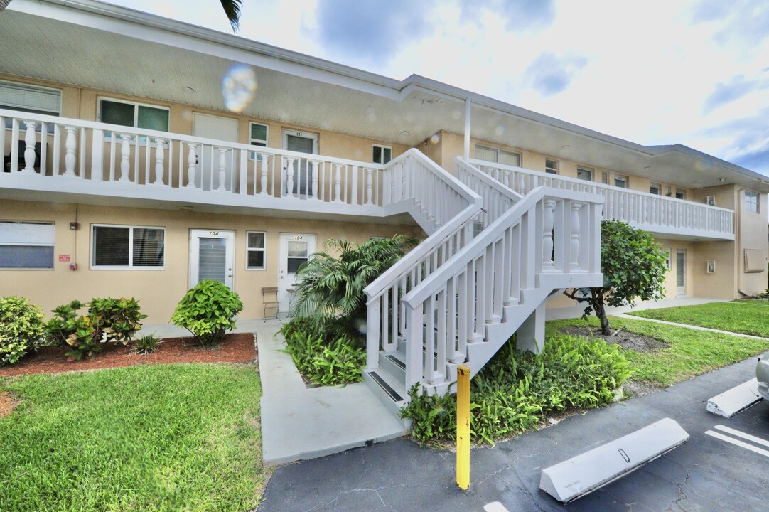 2121 NE 1st Ct-Unit -105 in Boynton Beach, FL - Foto de edificio