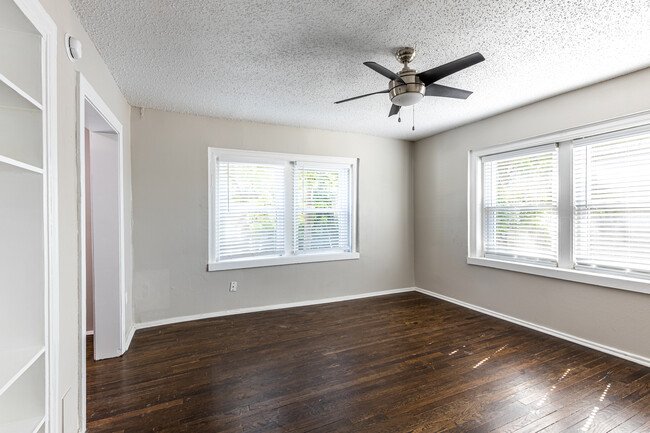 Flats at Warwick in Kansas City, MO - Building Photo - Interior Photo