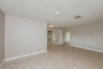 6801 SW 43rd St in Davie, FL - Building Photo - Building Photo