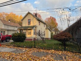 1061 Raymond St in Akron, OH - Building Photo