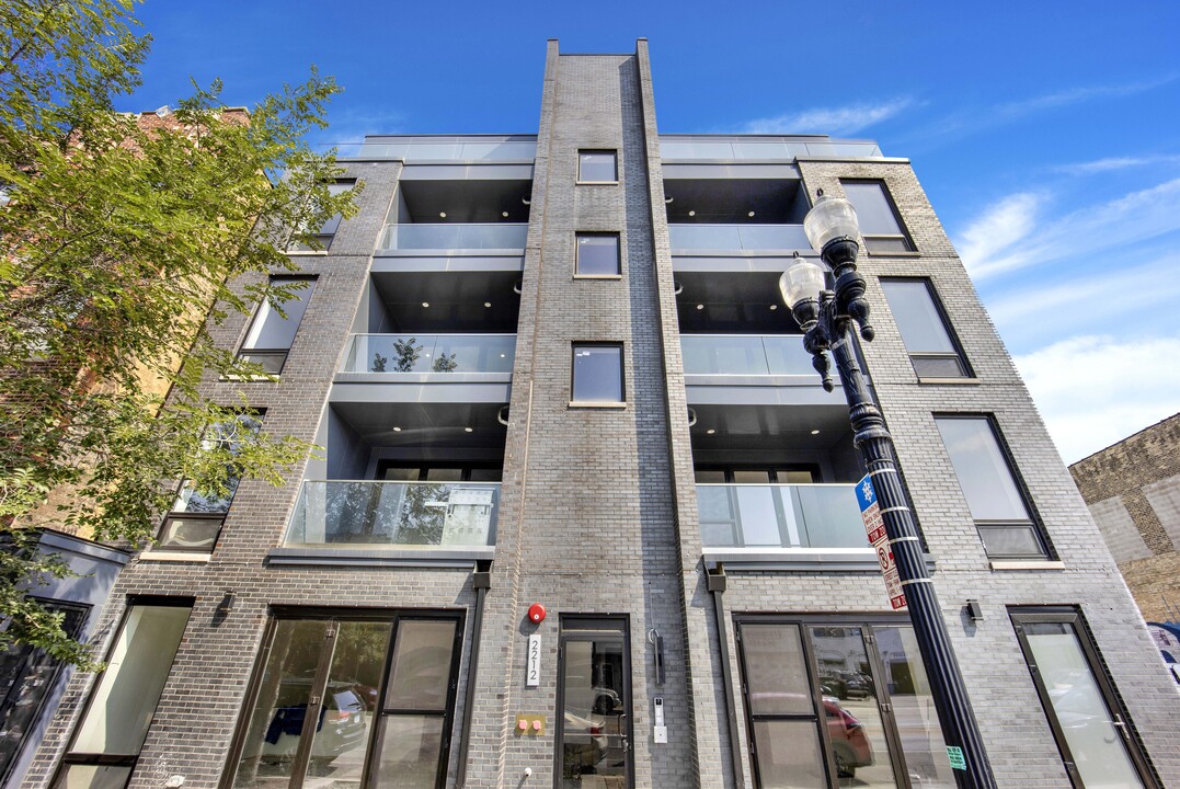 2217 W Lawrence Ave in Chicago, IL - Foto de edificio