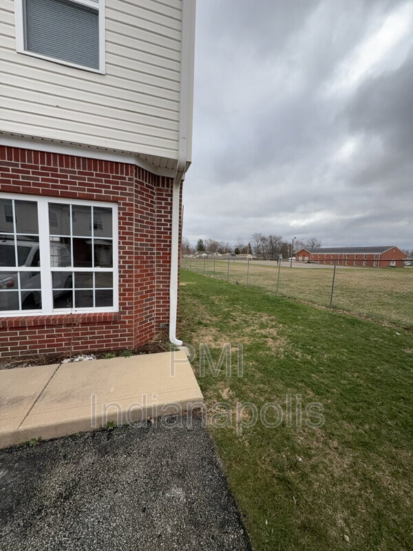 1815 Winfield Park Dr in Greenfield, IN - Foto de edificio - Building Photo
