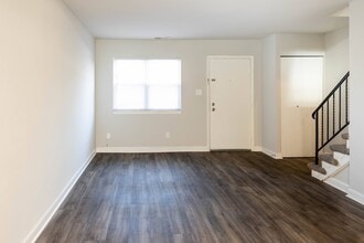 McDonogh Village Apartments & Townhomes in Randallstown, MD - Foto de edificio - Building Photo