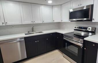 17890 W Dixie Hwy in North Miami Beach, FL - Building Photo - Building Photo