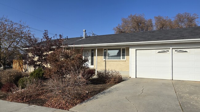 905 Charlton Cir in Salt Lake City, UT - Building Photo - Building Photo