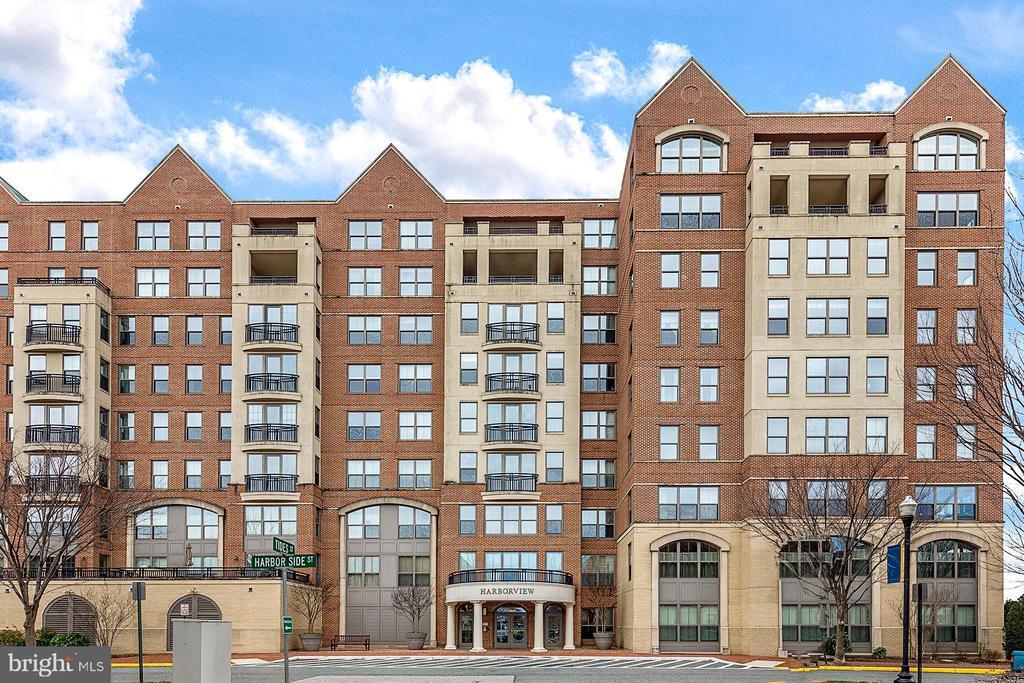 485 Harbor Side St in Woodbridge, VA - Building Photo