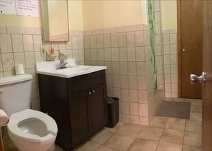 122 India St, Unit 2B in Brooklyn, NY - Foto de edificio - Building Photo