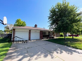 1404 W 24th Ave in Hutchinson, KS - Building Photo