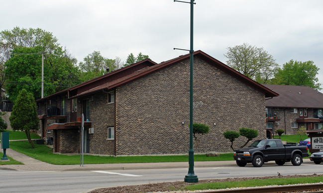 Main Court Apartments in Lemont, IL - Foto de edificio - Building Photo