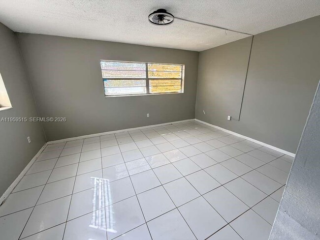 1520 NE 151st St in North Miami Beach, FL - Building Photo - Building Photo