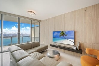 1100 Biscayne Blvd, Unit # 3004 in Miami, FL - Foto de edificio - Building Photo