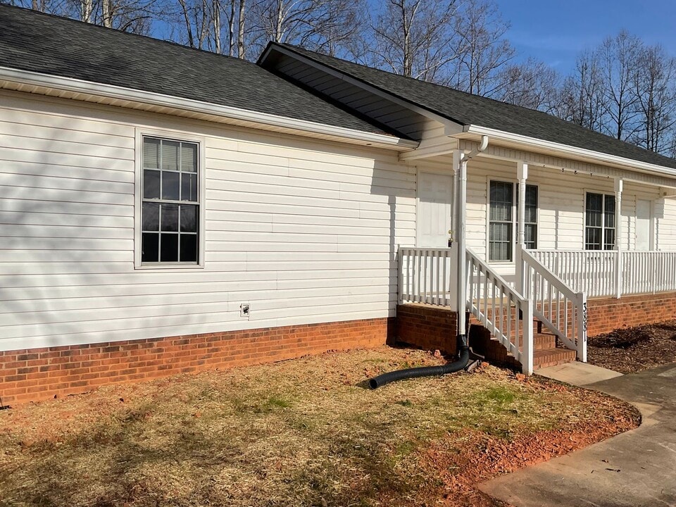 3881 King Wilkinson Rd in Lincolnton, NC - Building Photo
