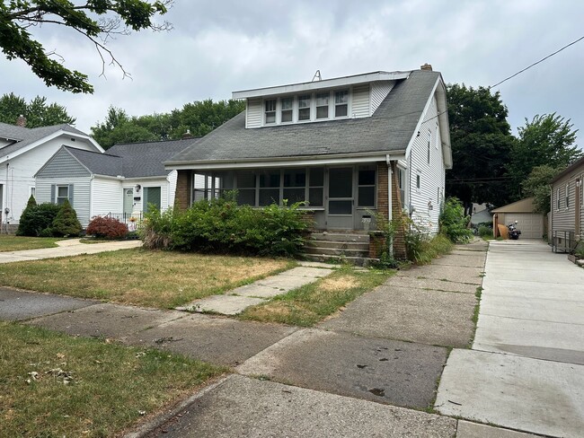 property at 915 Veto St NW