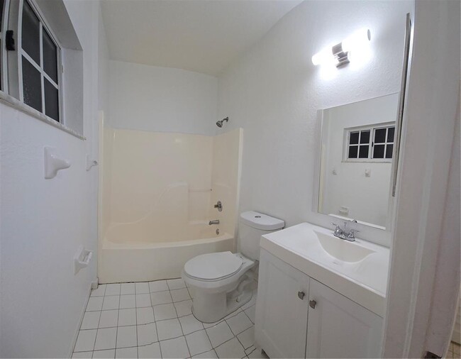 7674 NW 183rd Ter in Hialeah, FL - Building Photo - Building Photo