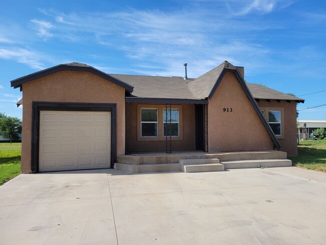 913 E Brady Ave in Clovis, NM - Building Photo - Building Photo