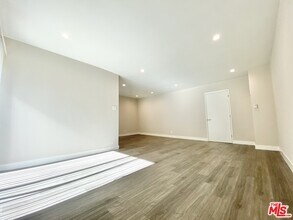 1051 S Sherbourne Dr-Unit -3 in Los Angeles, CA - Foto de edificio - Building Photo