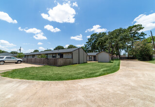 Whispering Oaks Apartment Homes Sealy in Sealy, TX - Building Photo - Building Photo