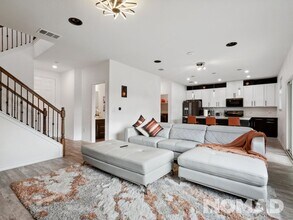 625 Weizenbock Ln in Austin, TX - Foto de edificio - Building Photo