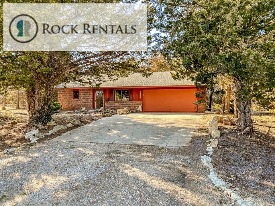 10171 Golden Arrow Dr in Hutchinson, KS - Building Photo