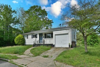 47 Robin Hill Pl in Brentwood, NY - Building Photo - Building Photo