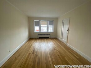 550 Belmont St, Unit 2 in Watertown, MA - Foto de edificio - Building Photo