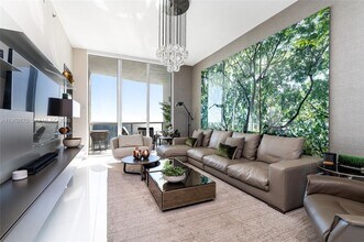 15901 Collins Ave in Sunny Isles Beach, FL - Foto de edificio - Building Photo