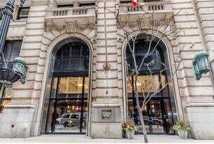 212 W Washington St in Chicago, IL - Building Photo