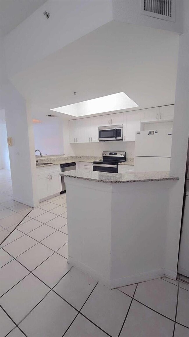 751 SW 148th Ave in Davie, FL - Foto de edificio - Building Photo