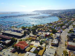 1050-1060 Scott St in San Diego, CA - Foto de edificio - Building Photo