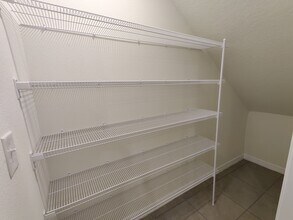 423 Whispering Oaks Ct in Sarasota, FL - Building Photo - Building Photo