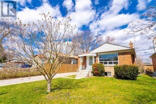6 Strode Dr in Toronto, ON - Building Photo