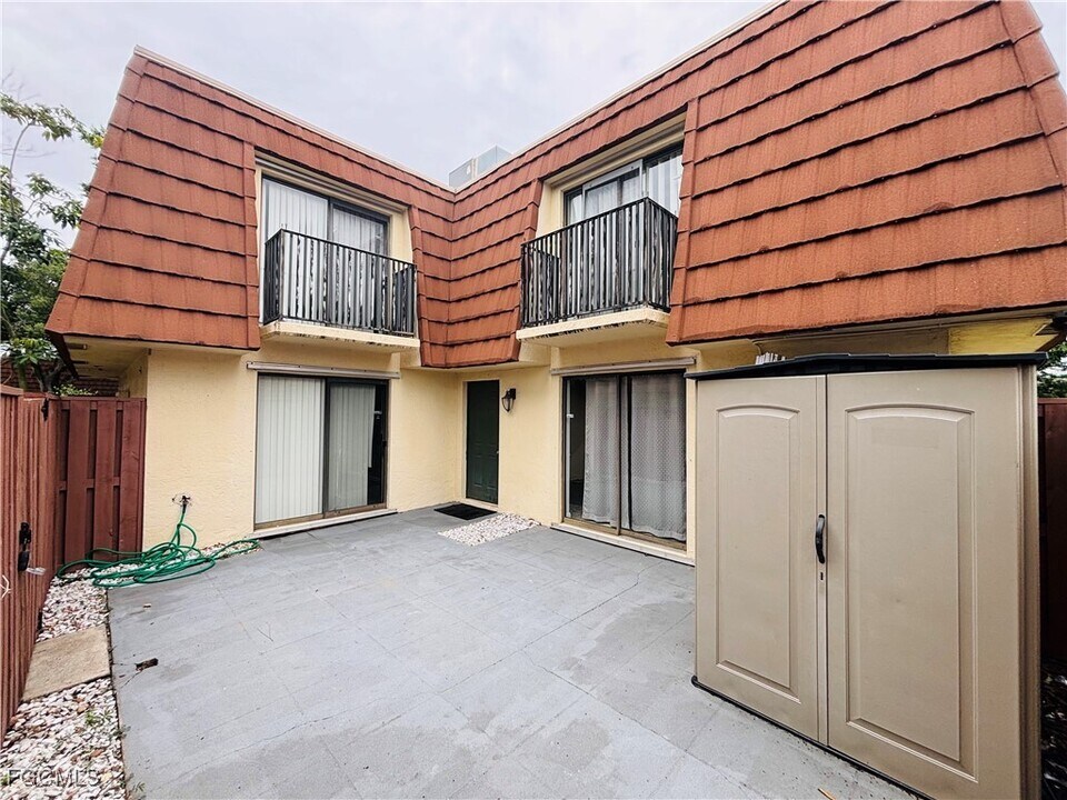 5201 Cedarbend Dr in Ft. Myers, FL - Building Photo
