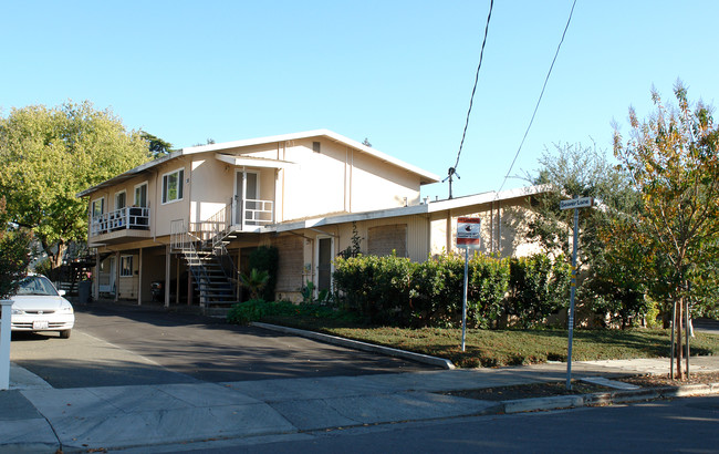 904 Beaver St in Santa Rosa, CA - Foto de edificio - Building Photo