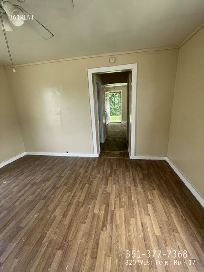 820 W Point Rd in Corpus Christi, TX - Foto de edificio - Building Photo