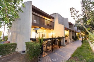 9551 Vía Ricardo in Burbank, CA - Building Photo