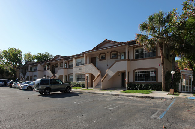 Coral Village Condominiums in Coral Springs, FL - Building Photo - Building Photo