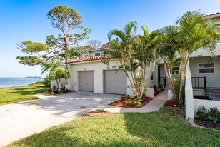 2700 Bayshore Blvd in Dunedin, FL - Building Photo