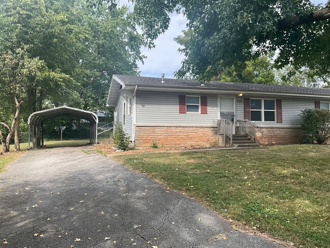 205 E Georgia St in Ozark, MO - Foto de edificio - Building Photo