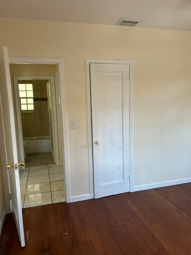 327 NW 59th Terrace in Miami, FL - Building Photo - Building Photo