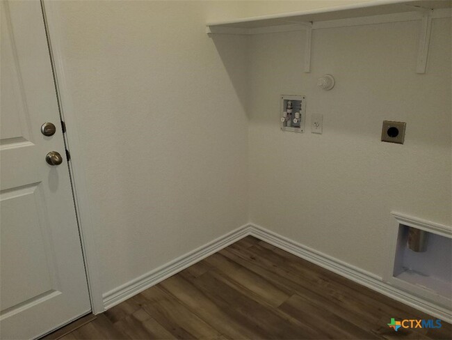 property at 559 Dakota Crk