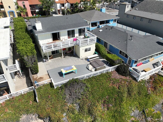 6557 Del Playa Dr in Goleta, CA - Foto de edificio - Building Photo