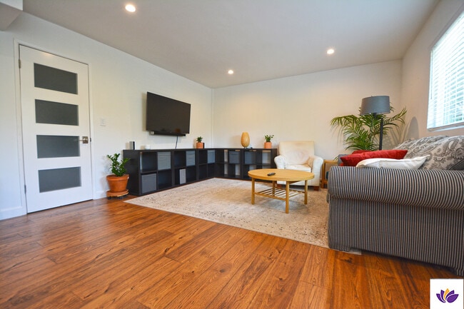 10854 Morrison St, Unit #1 in North Hollywood, CA - Foto de edificio - Building Photo