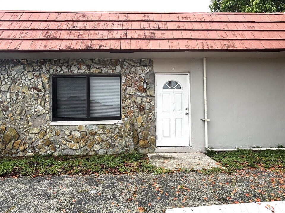 7635 SW 10th St, Unit A in North Lauderdale, FL - Foto de edificio