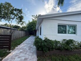 909 NE 10th Ave in Pompano Beach, FL - Building Photo