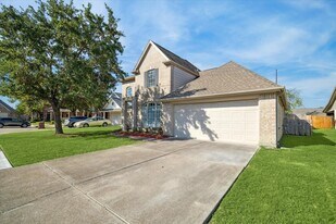 4911 Tallow Cove Dr in Baytown, TX - Building Photo