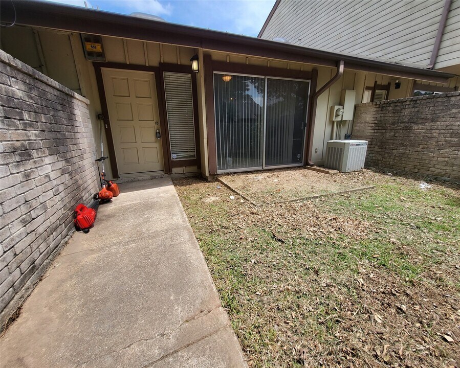 12510 Newbrook Dr in Houston, TX - Building Photo