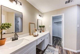 15706 Amapola Dr in Houston, TX - Building Photo - Building Photo