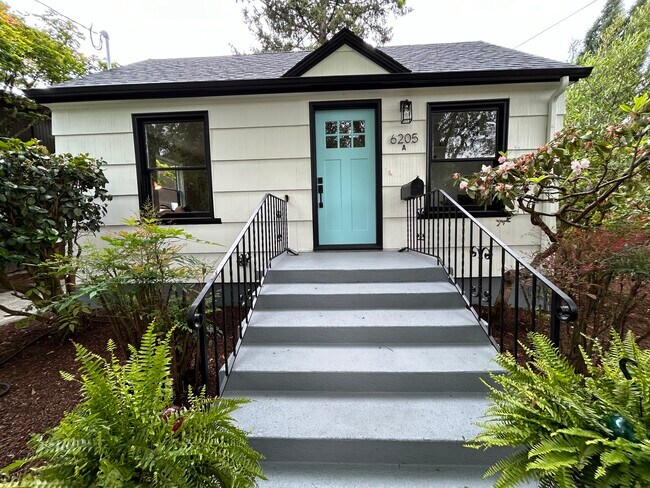 9205 N Boston Ave in Portland, OR - Foto de edificio - Building Photo