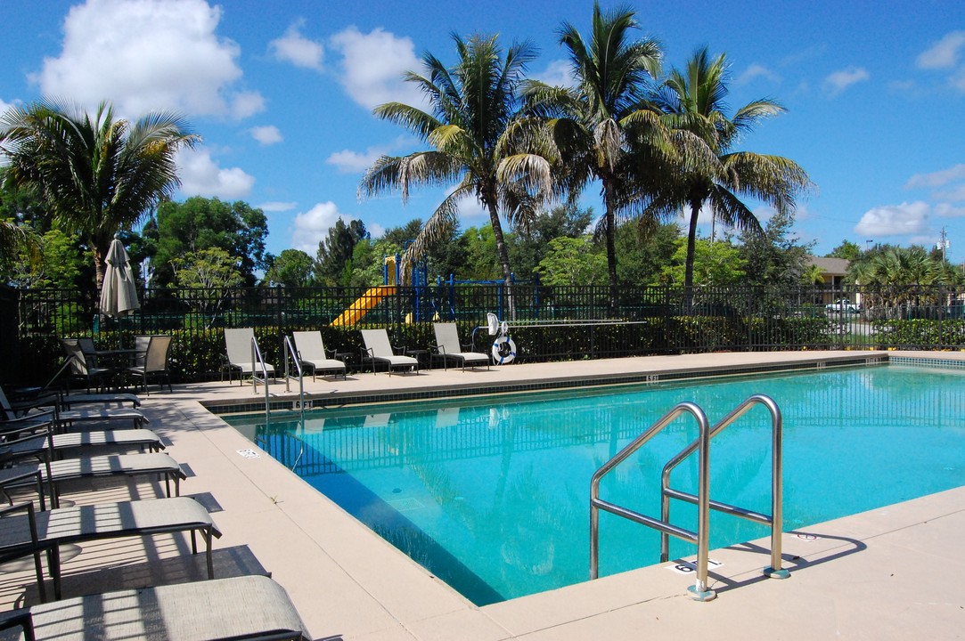 Mer Soleil Apartments in Naples, FL - Building Photo