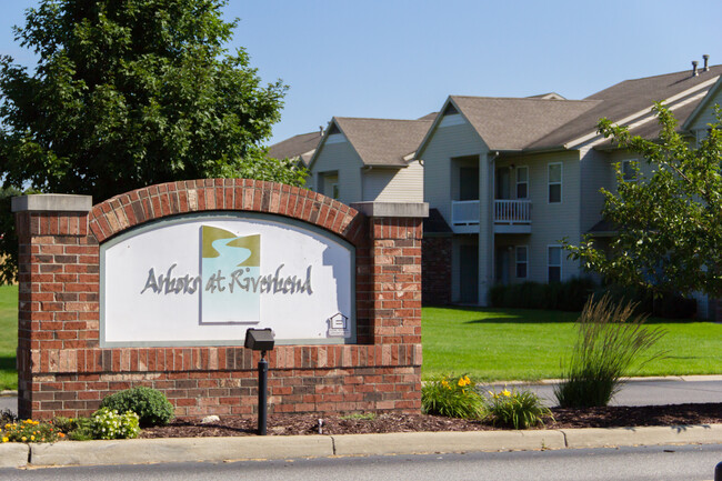 Arbors at Riverbend Apartments in Osceola, IN - Foto de edificio - Building Photo